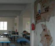 什邡市洛水中学食堂填充墙破坏